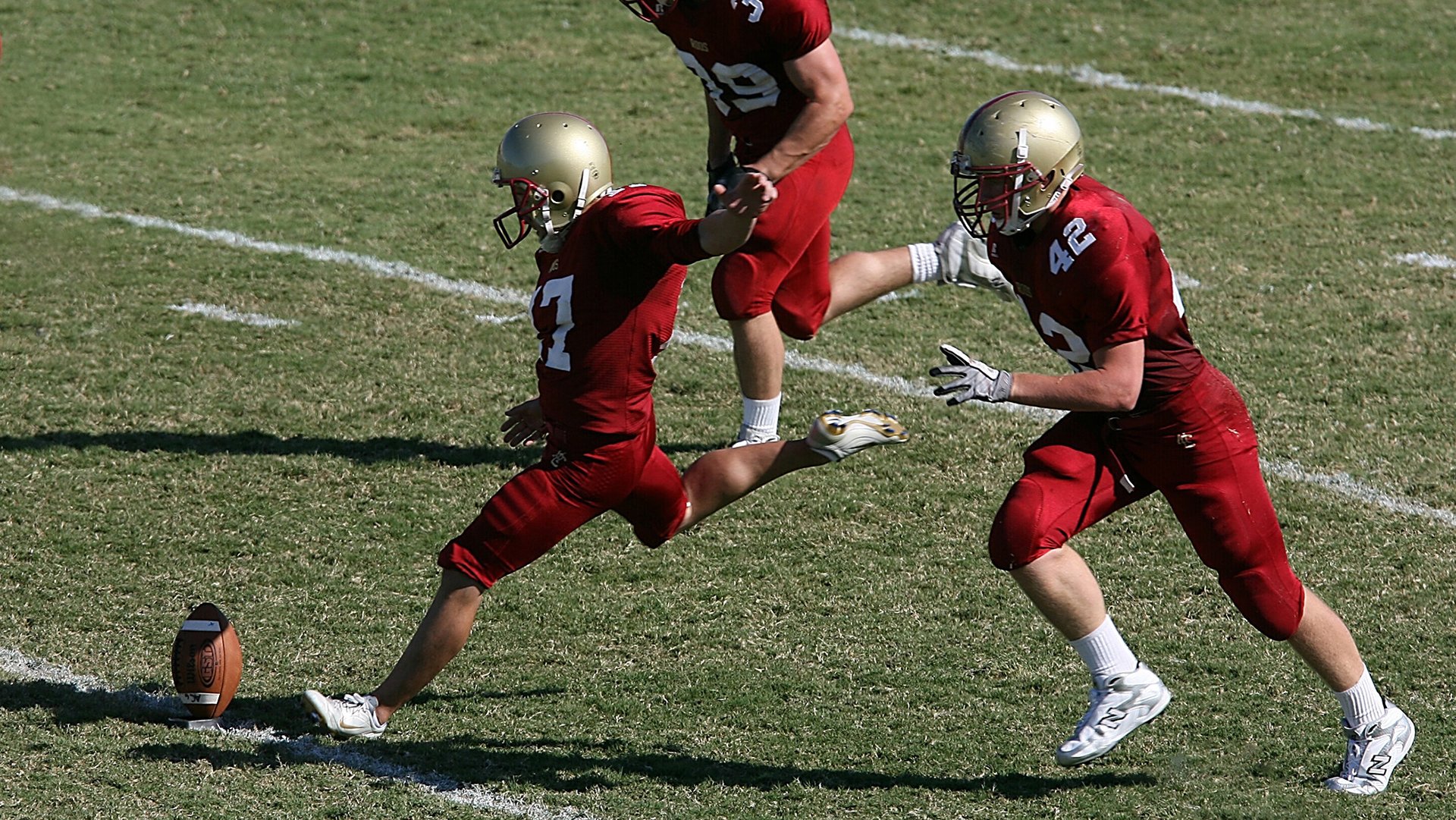 体育明星携手慈善机构为贫困地区儿童捐赠运动装备