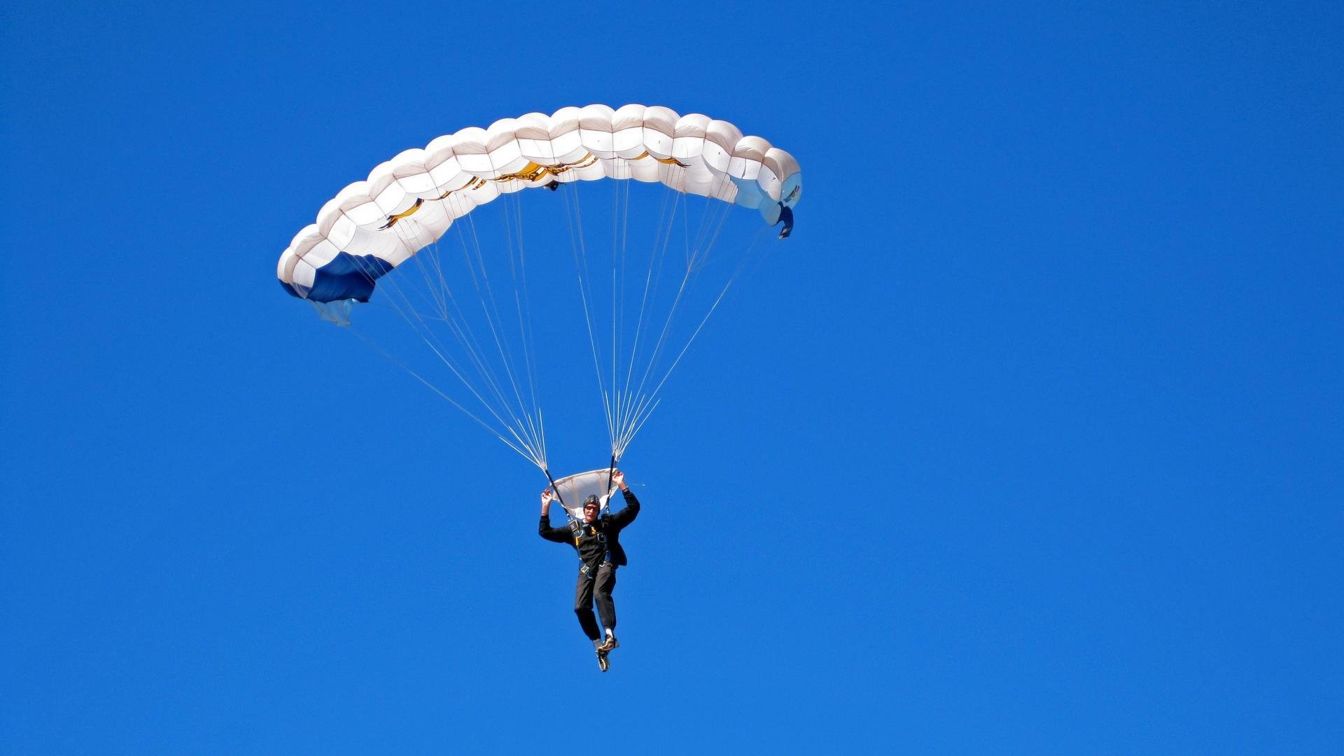 纳达尔鏖战五盘险胜德约科维奇 第15次挺进法网四强